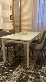 Tavolo in vetro temperato e divano antracite