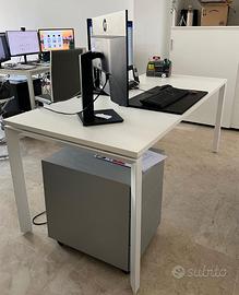 Scrivania bianca da ufficio