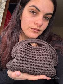 Borsa clutch marrone scuro uncinetto con tracolla