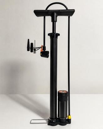 Pompa a pavimento per bicicletta con manometro