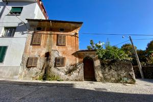 RUSTICO DA RISTRUTTURARE CON TRE CAMERE