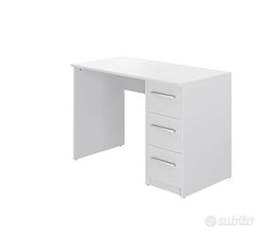 Scrivania con tre cassetti