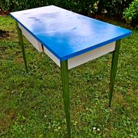 Tavolo in formica colore azzurro vintage 