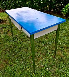 Tavolo in formica colore azzurro vintage 
