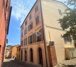 2 LOCALI A ANCONA