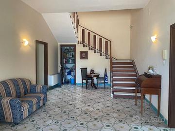Palazzo / Stabile di 500 m² con più di 5 locali a 
