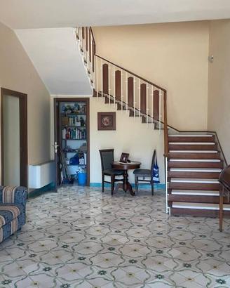 Palazzo / Stabile di 500 m² con più di 5 locali a 