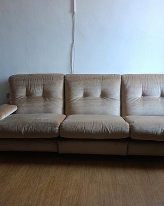 Divano ampio 3/4 posti in velluto beige