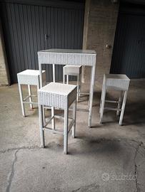 tavolo alto con sgabelli 