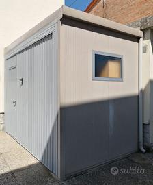 STRUTTURA ADDOSSATA CON PORTONE BASCULANTE