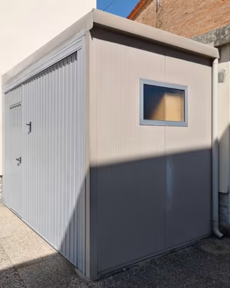 STRUTTURA ADDOSSATA CON PORTONE BASCULANTE