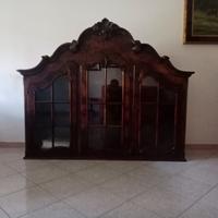 Vetrina in noce e vetri in cristallo