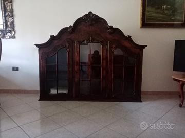 Vetrina in noce e vetri in cristallo