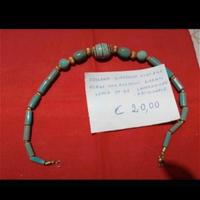 Collana girocollo. Vintage; con elementi dorati.