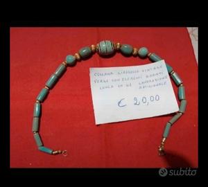 Collana girocollo. Vintage; con elementi dorati.
