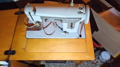 Macchina da cucire Singer con mobiletto 