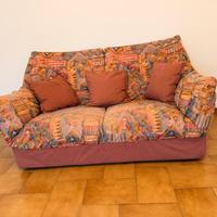 Divano 2 posti con tre cuscini