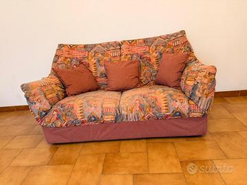 Divano 2 posti con tre cuscini