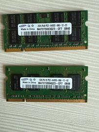 2 moduli RAM DDR2