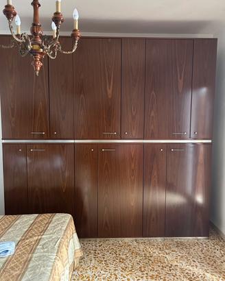 Armadio a tutta parete in legno laccato-270x265 cm