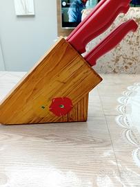 ceppo in legno con coltelli 