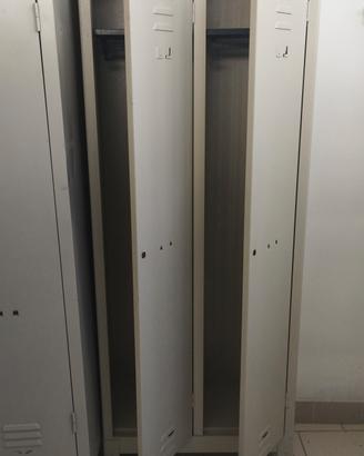 tre armadi metallici