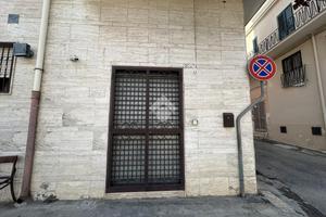 NEGOZIO A CANOSA DI PUGLIA