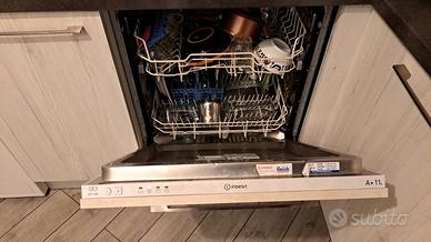Lavastoviglie da incasso a scomparsa Indesit