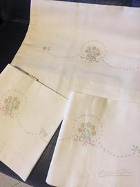 Lenzuolo matrimoniale ricamato a mano