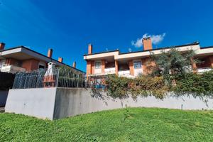 Ponte di nona: villa a schiera con box auto