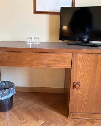 Scrivania con Mobile Pianobar / Vano Frigobar