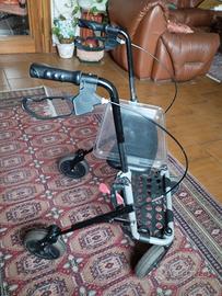 Deambulatore pieghevole con carrello
