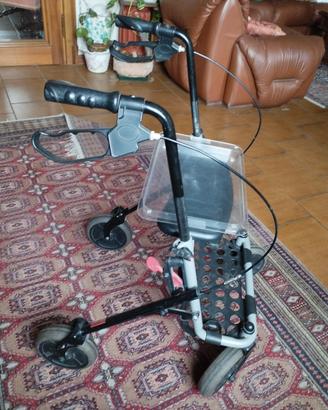 Deambulatore pieghevole con carrello