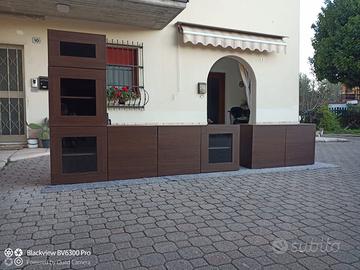 Sala ikea noce scuro con vetrine