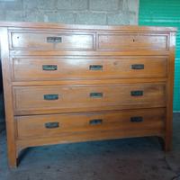 Comò con dettagli liberty