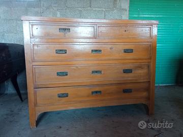 Comò con dettagli liberty