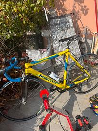 Bici da corsa aged con accessori