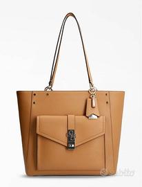 Borsa Guess Modello Albury Shopper Charm Caramel
