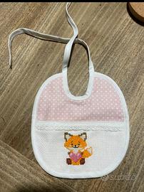 Bavaglino ricamato a mano