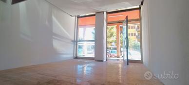 Locale commerciale, via Rockefeller