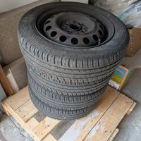 cerchi in ferro provvisti di gomme estive.