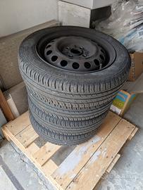 cerchi in ferro provvisti di gomme estive.