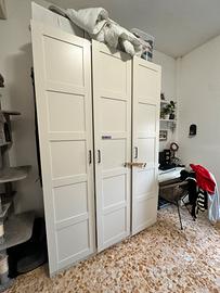 Armadio bianco tre ante