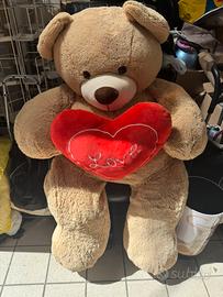 Peluche orso con cuore h 130cm