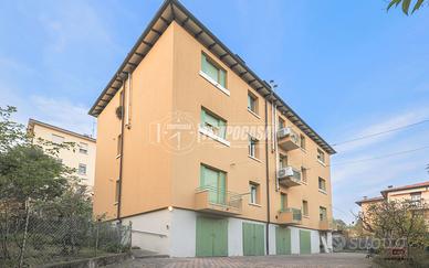 LUMINOSO TRILOCALE CON BALCONE E GARAGE IN CONDOMI