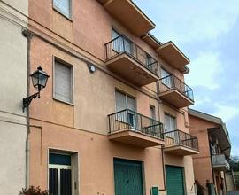 Casa singola con 2 appartamenti e giardino - Te...