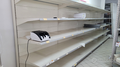 Scaffalatura a gondola e a parete