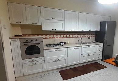 cucina completa di elettrodomestici