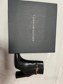 Stivaletti tommy hilfiger neri con dettaglio oro
