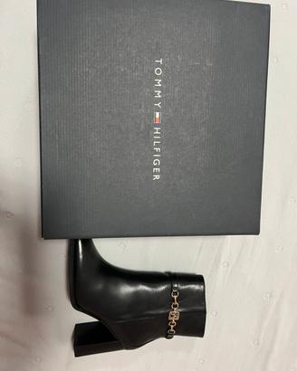 Stivaletti tommy hilfiger neri con dettaglio oro